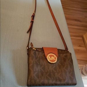 SUPER cute MICHAEL KORS CROSSBODY!!